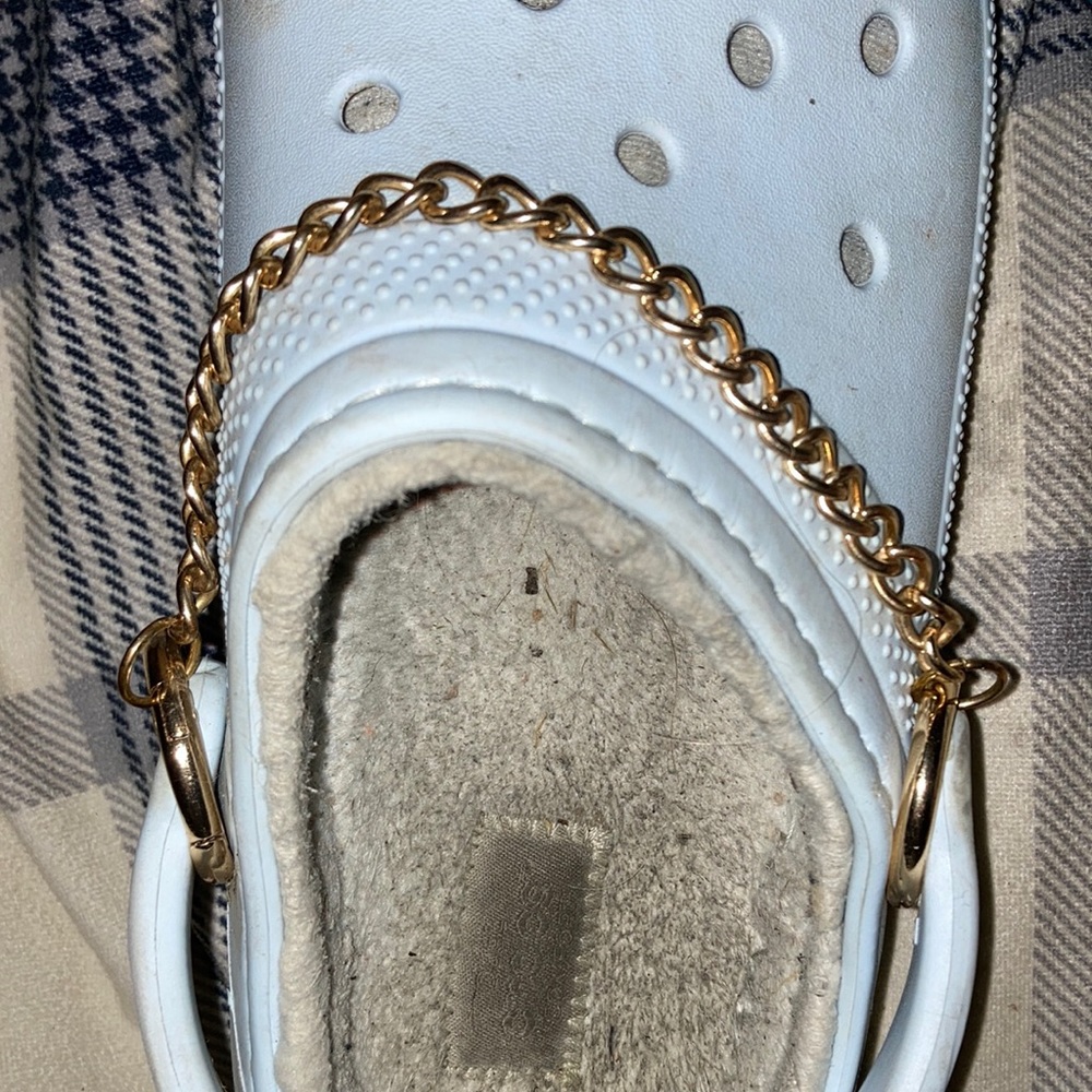 The little metal chain that goes on ur crocs